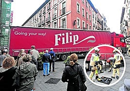 El camión atascado en Platerías. En detalle, los bomberos trabajan para quitar dos bolardos y facilitar el giro del tráiler.