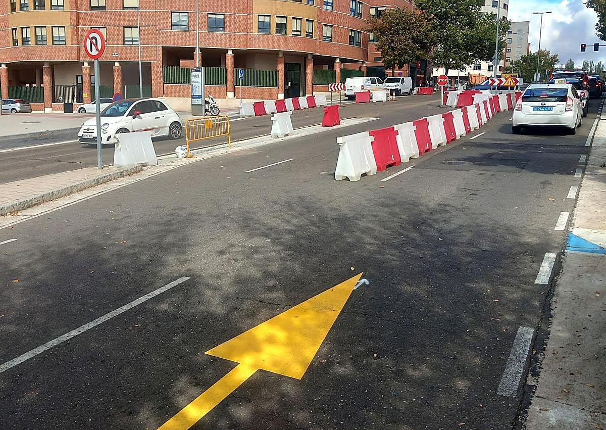 Imagen secundaria 1 - La señalización que indica que el acceso a Enrique Cubero desde Ciudad de la Habana continúa abierto para entrar a los vado pese a que se cortado hoy al tráfico.