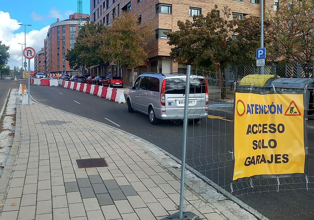 Una furgoneta sale marcha atrás del carril de acceso, aún señalizado como tal, que conduce a Enrique Cubero, cortada esta mañana, desde Ciudad de la Habana.