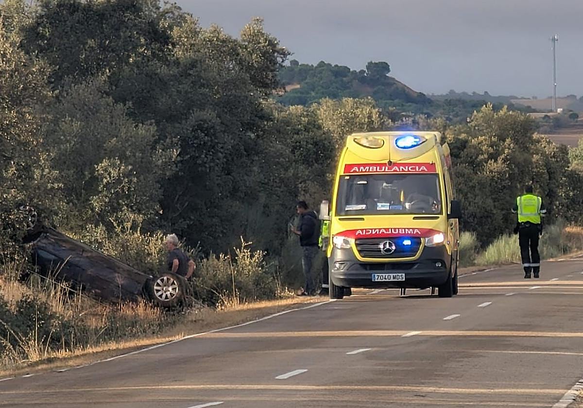 Guardia Civil y personal sanitario, este martes junto al vehículo siniestrado en Castronuño.