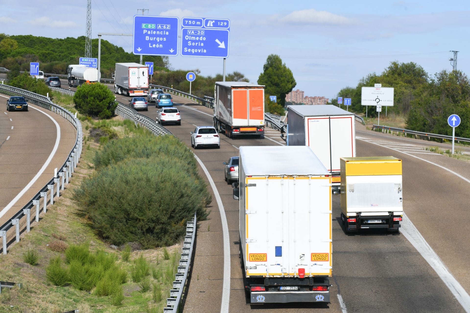 Camiones circulan por Valladolid en una imagen de archivo.