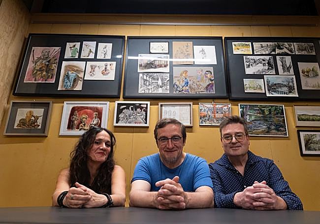 Lea David, Joaquín Aragón y Curro Berrocal, con varios de los trabajos expuestos en Galerías VA.