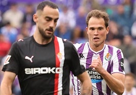 Latasa persigue a un rival del Sporting el pasado domingo.