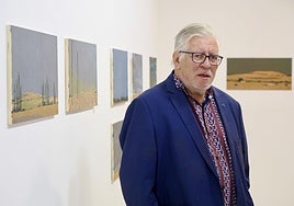 Gerardo Vacas, entre sus obras.