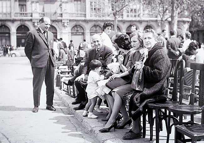 Imagen familiar, en la plaza de Zorrilla, a la espera de una procesión de Semana Santa, en 1960. Pedro Hernández está sentado.
