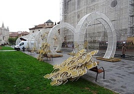 Instalación de los arcos navideños en la plaza de Portugalete de Valladolid, este miércoles por la mañana.