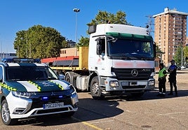 Agentes de la Policía Local y de la Guardia Civil inspeccionan un camión que transporta mercancías.
