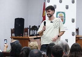 Iván Rojo responde a las preguntas de los vecinos de Tudela de Duero.