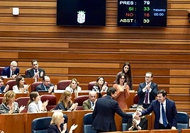 Alfonso Fernández Mañueco felicita a Carlos Fernández Carriedo tras la aprobación del techo de gasto.