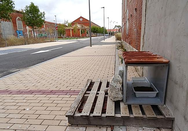 Caseta para mantener una colonia felina en de las aceras adoquinadas del antiguo recinto militar.