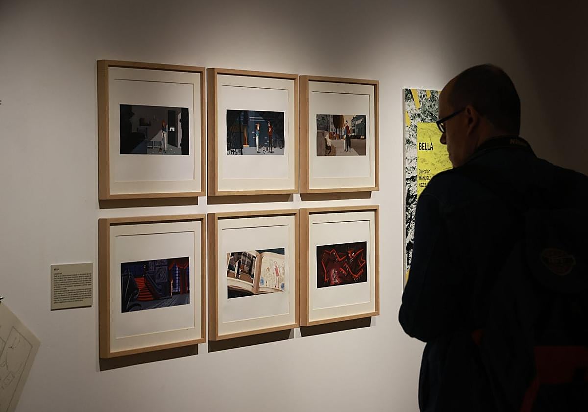 Un asistente a la exposición 'Huellas y fugas'.