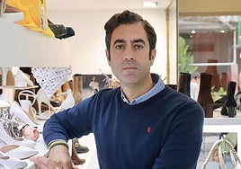 Jaime Curiel en el interior de Zapatos Armonía, su comercio del centro de Valladolid.