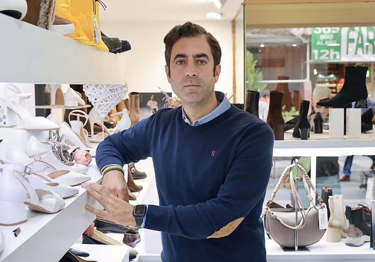 Jaime Curiel en el interior de Zapatos Armonía, su comercio del centro de Valladolid.