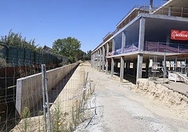 Obras del nuevo bloque técnico del hospital, paradas y abandonadas.