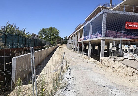 Obras del nuevo bloque técnico del hospital, paradas y abandonadas.