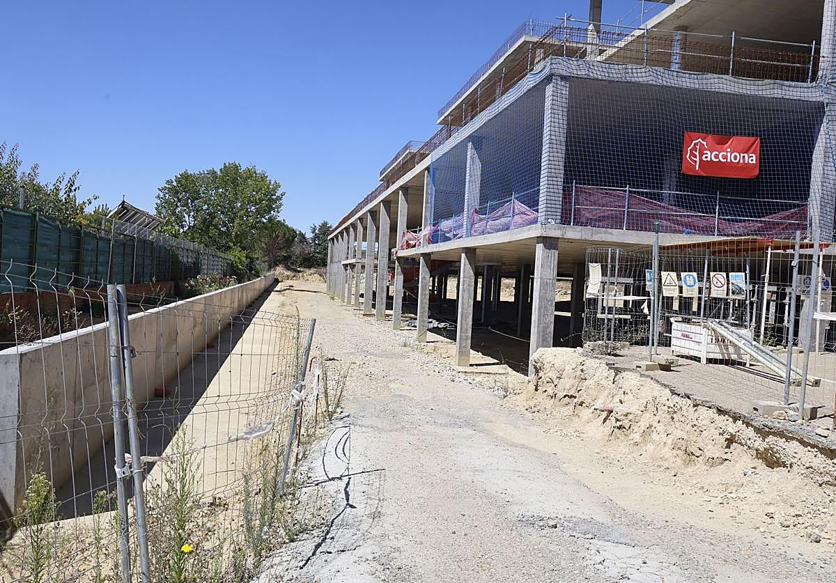 Obras del nuevo bloque técnico del hospital, paradas y abandonadas.