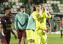 Postigo aplaude tras el partido ante el Ávila.