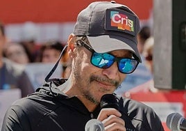 Sergio Peris-Mencheta con una gorra de la asociación Cris Contra el Cáncer.