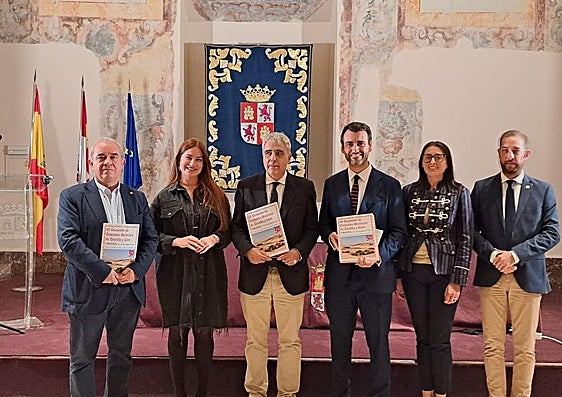 El alcalde de Urueña, Francisco Rodríguez, la diputada de Cultura, Yolanda Burgoa, el director general de Patrimonio de Castilla y León, Juan Carlos Prieto, el presidente de la Red de Conjuntos Históricos de Castilla y León, David Esteban, la concejala de Desarrollo Local de Medina del Campo, Patricia Carreño y el alcalde de Ciudad Rodrigo, Marcos Iglesias, durante la presentación del IX Encuentro de Conjuntos Históricos de CyL