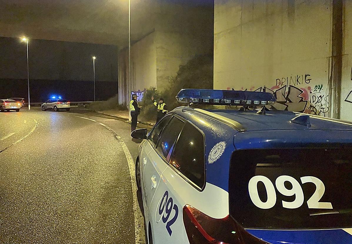Agentes de la Policía Municipal y de la Guardia Civil, a primera hora de este miércoles en la VA-30.