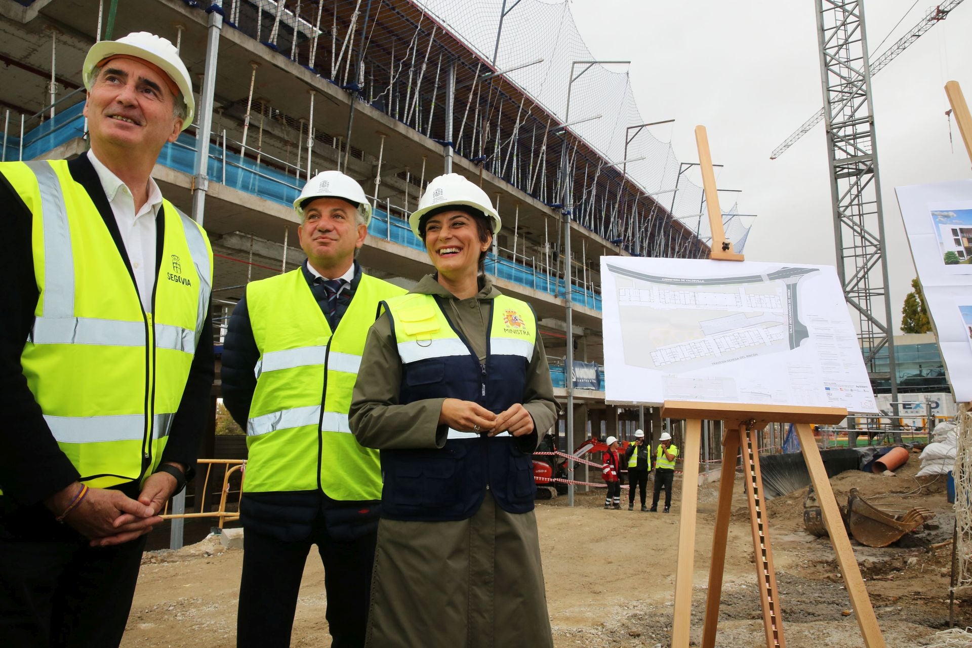 Fotos de la visita de la ministra a las obras de las viviendas colaborativas