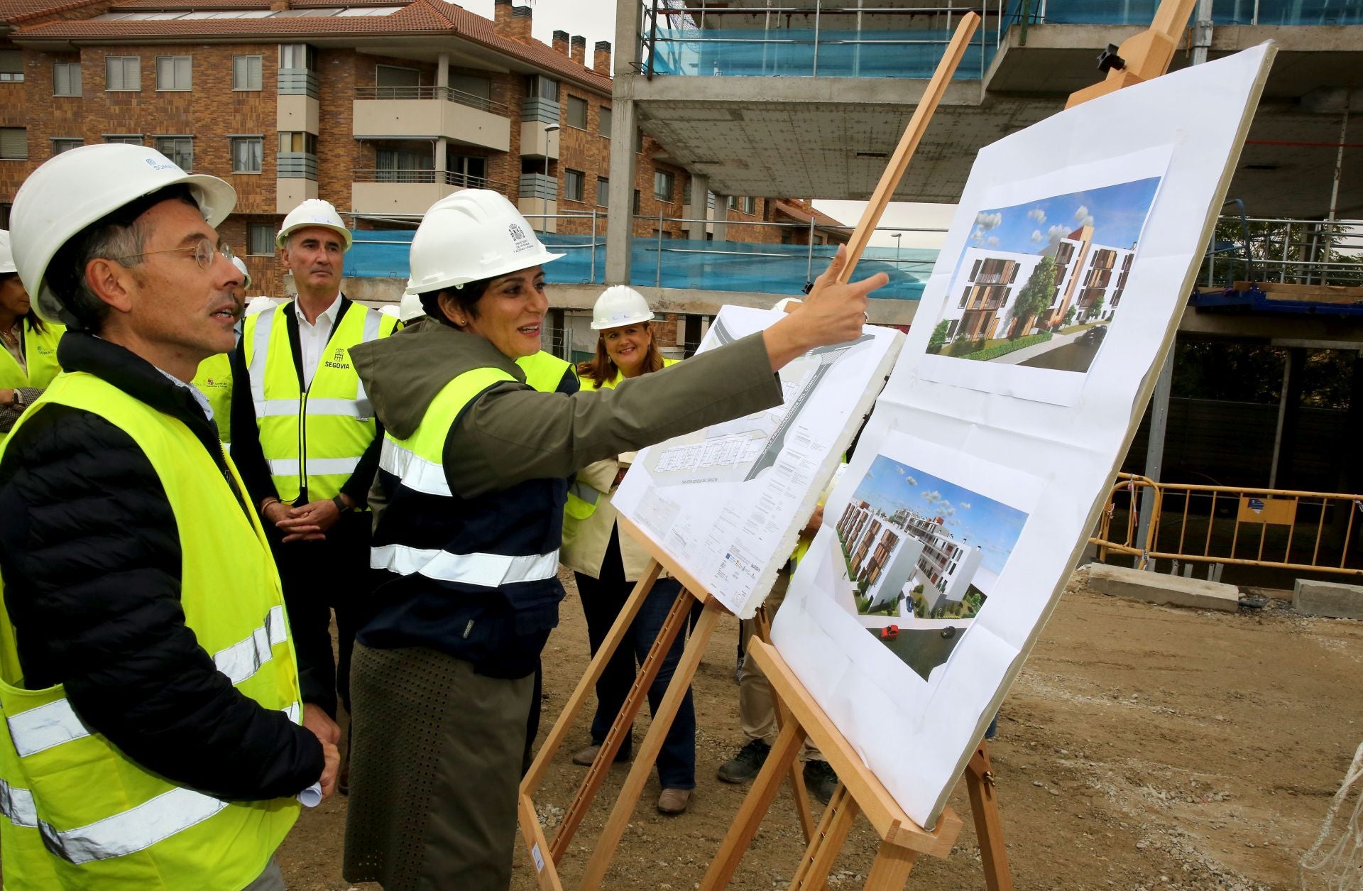 Fotos de la visita de la ministra a las obras de las viviendas colaborativas