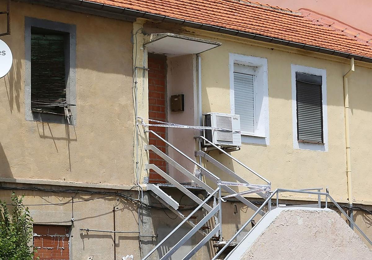 Imagen de archivo de la entrada de una vivienda que ha sido precintada debido a los intentos de ocupación ilegal.