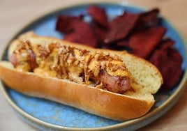 Perrito brioche con patatas de remolacha en el bar Marconi.