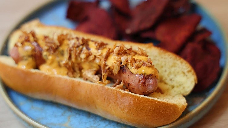 Perrito brioche con patatas de remolacha en el bar Marconi.