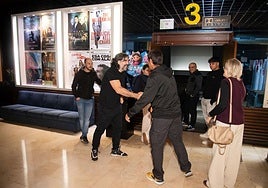 J. J. Vaquero saluda al público que acudió a los Multicines Avenida.