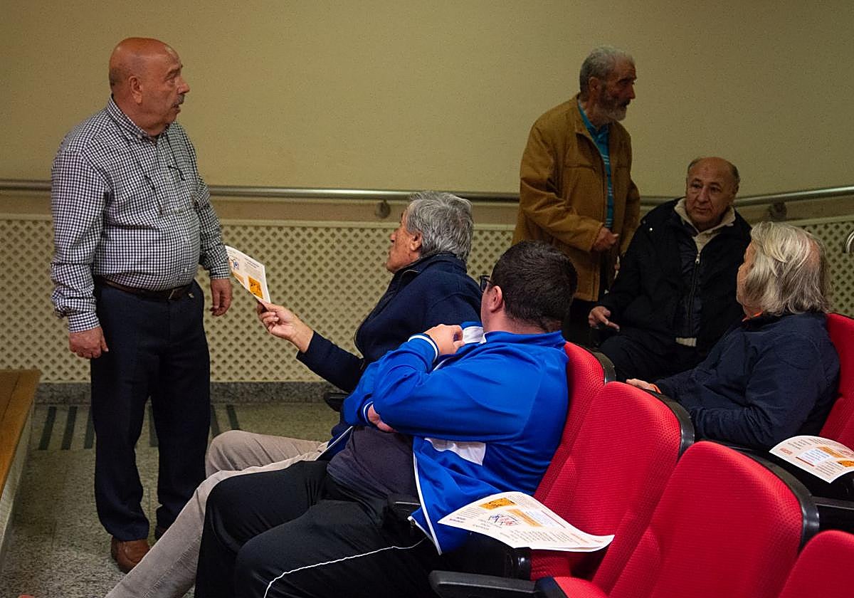 Varios vecinos conversan al inicio de la reunión en el Ceas de La Puebla.
