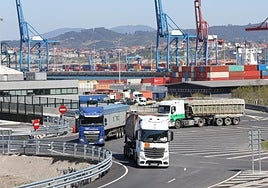 Camiones en el puerto de Bilbao.