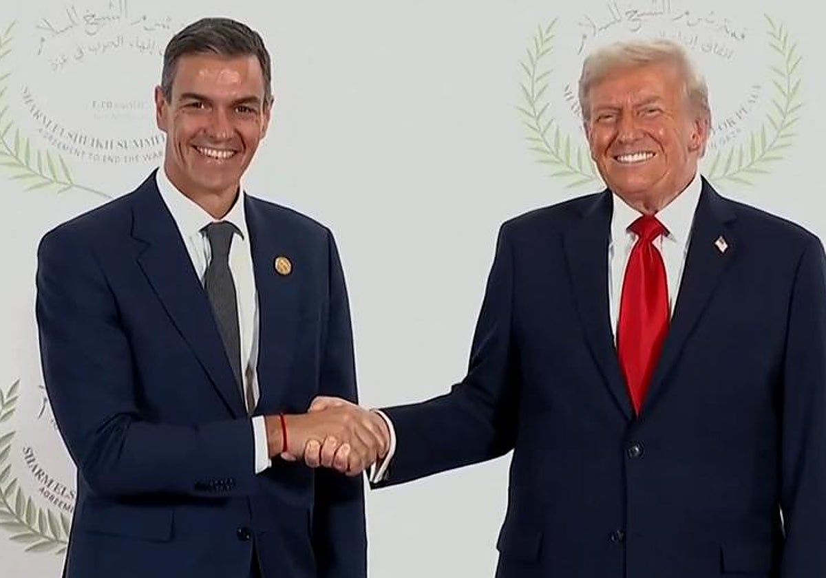 Pedro Sánchez estrecha la mano de Donald Trump, el día 14 en Egipto.
