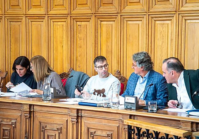 Rodrigo San Martín, en el centro, entre las concejalas de Vamos Palencia y dos concejales no adscritos.