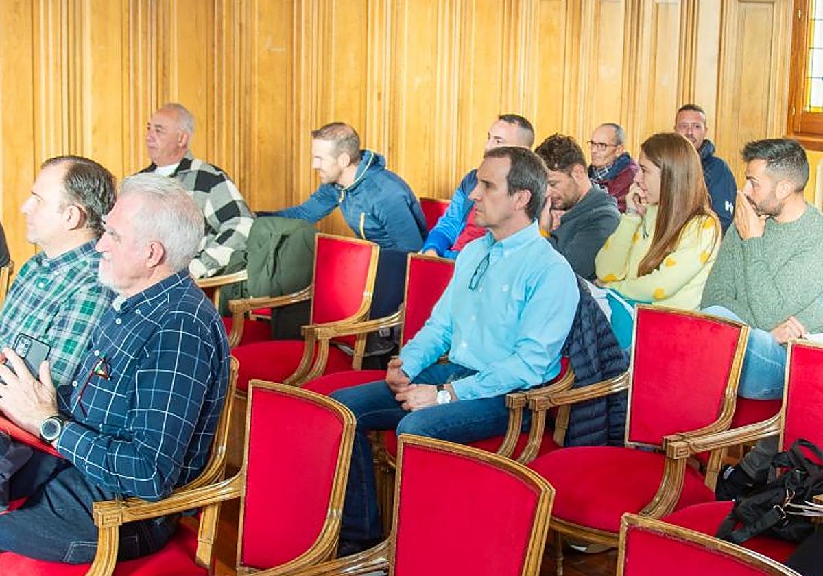 Algunos empleados del servicio de la grúa siguen el pleno municipal.