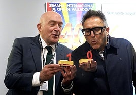 Jesús Julio Carnero y José Luis Cienfuegos soplan las velas del 70 aniversario.