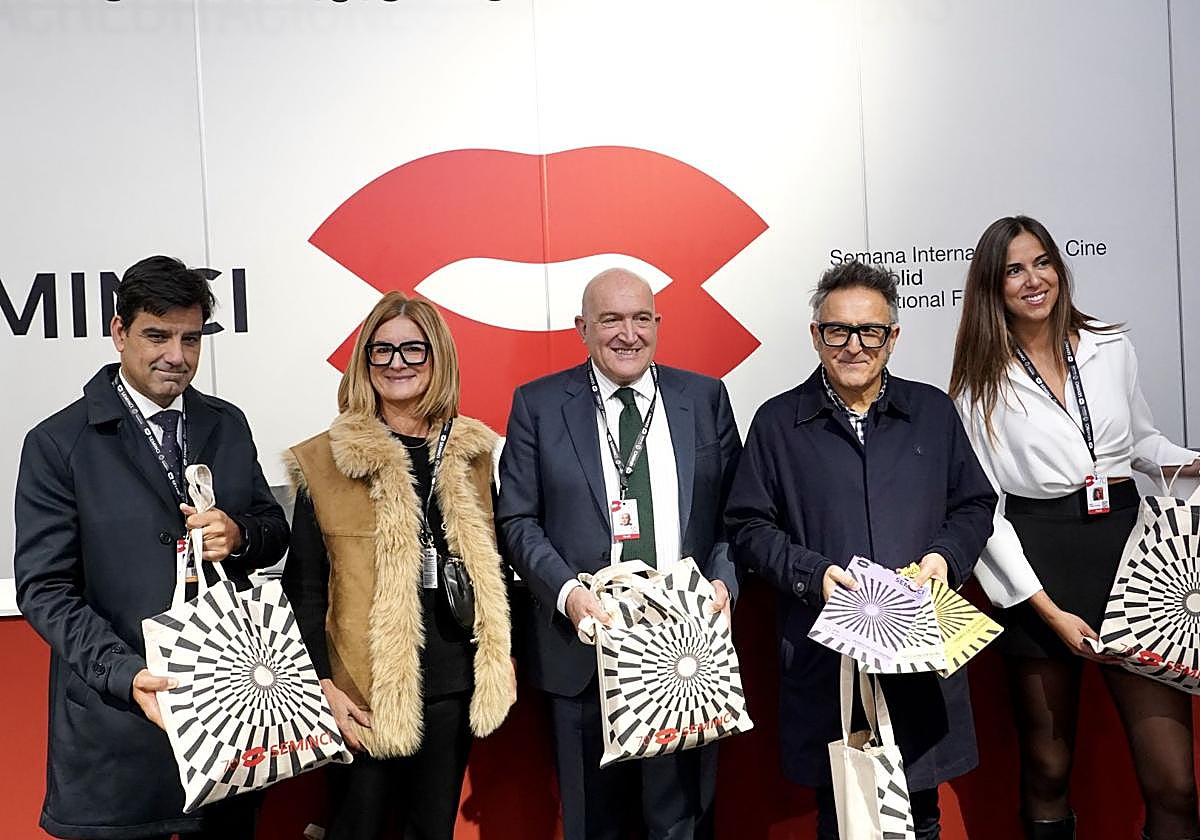 Responsables de Unicaja junto al alcalde, Jesús Julio Carnero; el director de la Seminci, José Luis Cienfuegos, y la concejala de Turismo, Blanca Jiménez, recogen las acreditaciones del festival.