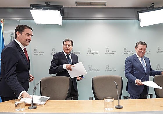 Carlos Fernández Carriedo, entre Suárez Quiñones (i) y González Gago.