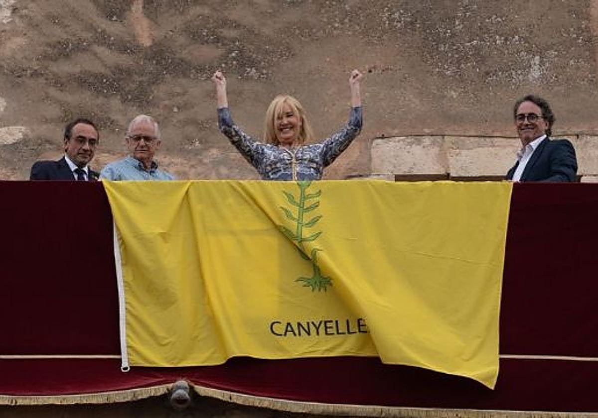 La doctora berciana Marisa López-Teijón junto al presidente del Parlament de Catalunya, Josep Rull (D), en el acto de donación del castillo de Canyelles.