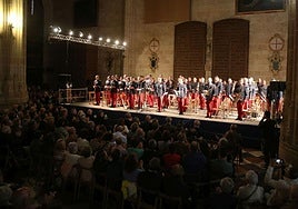 Los integrantes de la Unidad de Música del Regimiento de Infantería Inmemorial del Rey reciben la ovación del público.