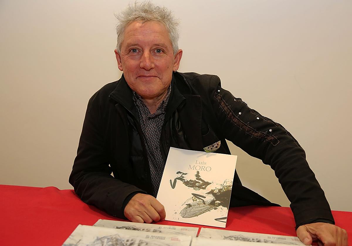 Luis Moro, ayer, con el catálogo.