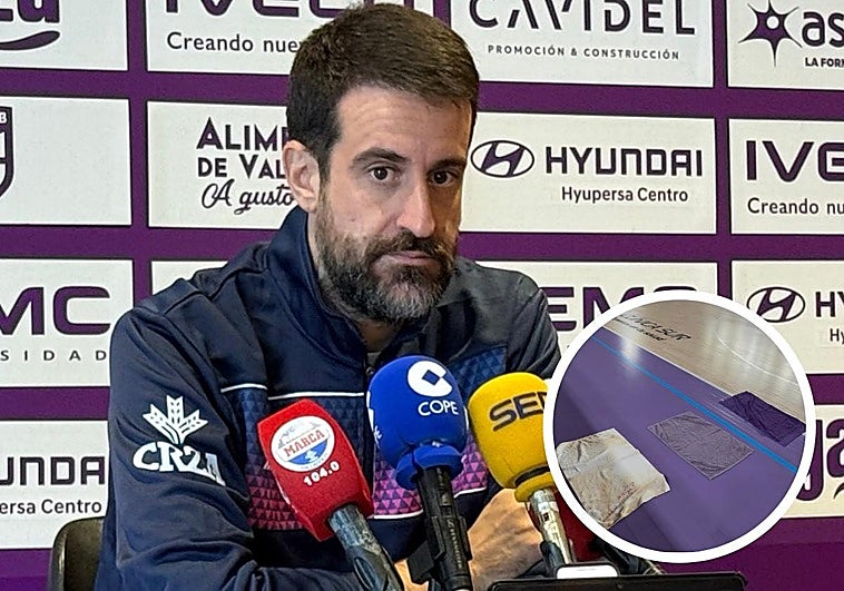 David Barrio, este jueves en rueda de prensa. A la derecha, las toallas para neutralizar el agua el pasado martes.
