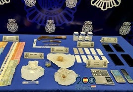 Armas blancas, sustancias estupefacientes, dinero y móviles que intervino la Policía Nacional el pasado septiembre a los detenidos en la operación Barrio.