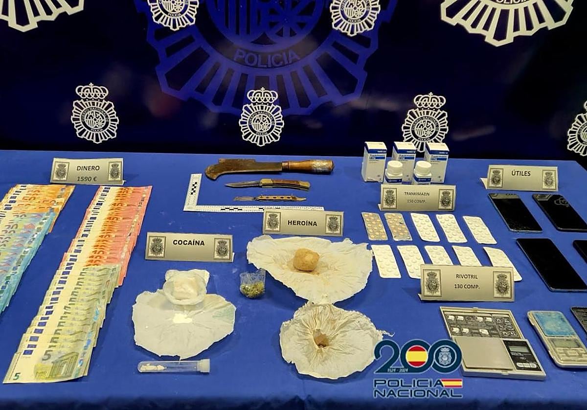 Armas blancas, sustancias estupefacientes, dinero y móviles que intervino la Policía Nacional el pasado septiembre a los detenidos en la operación Barrio.