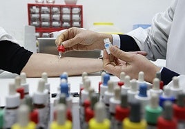Un profesional sanitario realiza las pruebas de alergia a una paciente.