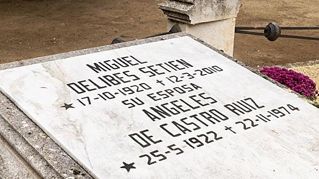 El cementerio de El Carmen cuenta con el Panteón de los Ilustres, donde han sido enterradas personalidades como José Zorrilla, Miguel Delibes o Concha Velasco. Su diseño es...