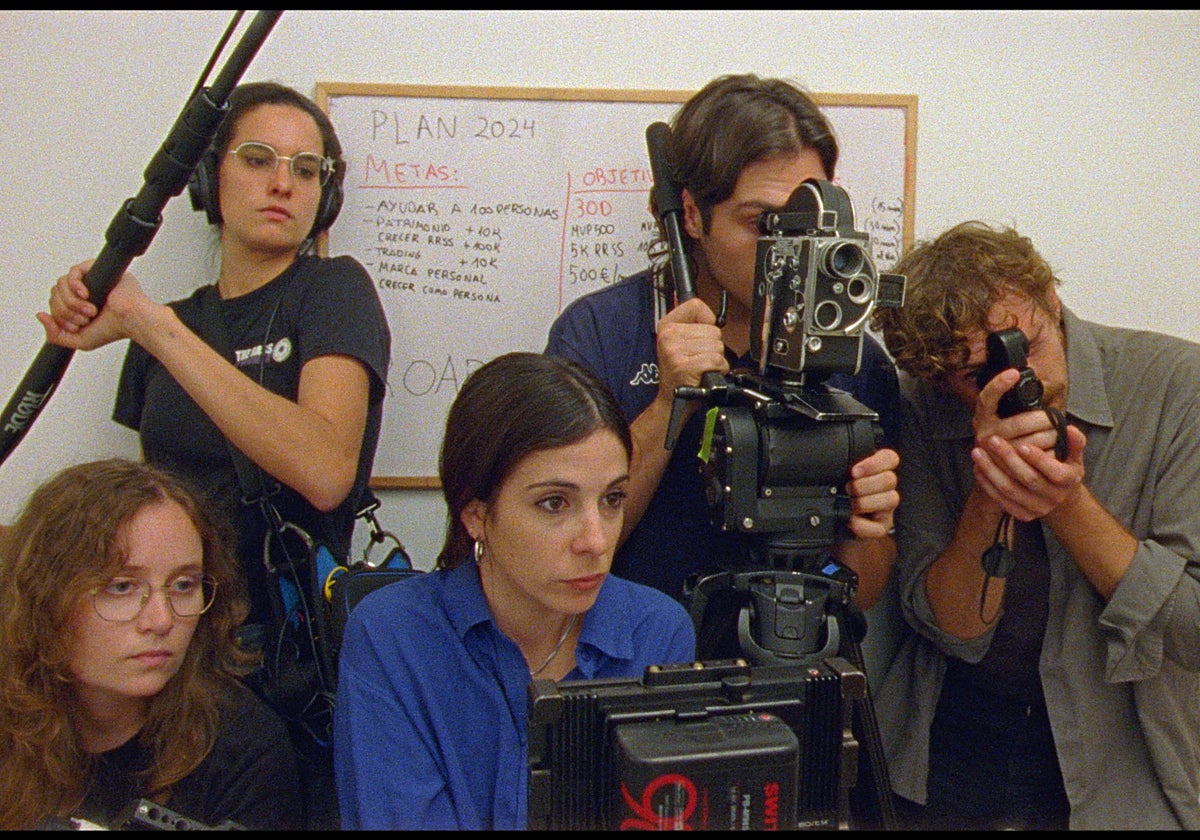 Gala Hernández López y su equipo dirigen el cortometraje '+10K', a concurso en la Sección Oficial de la Seminci.