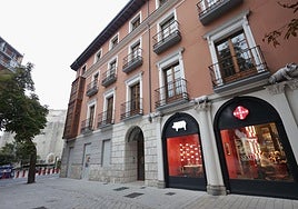 Escaparate del restaurante inaugurado esta pasada semana por Beher en la plaza de la Libertad. En la otra esquina, local que albergaba El Penicilino.