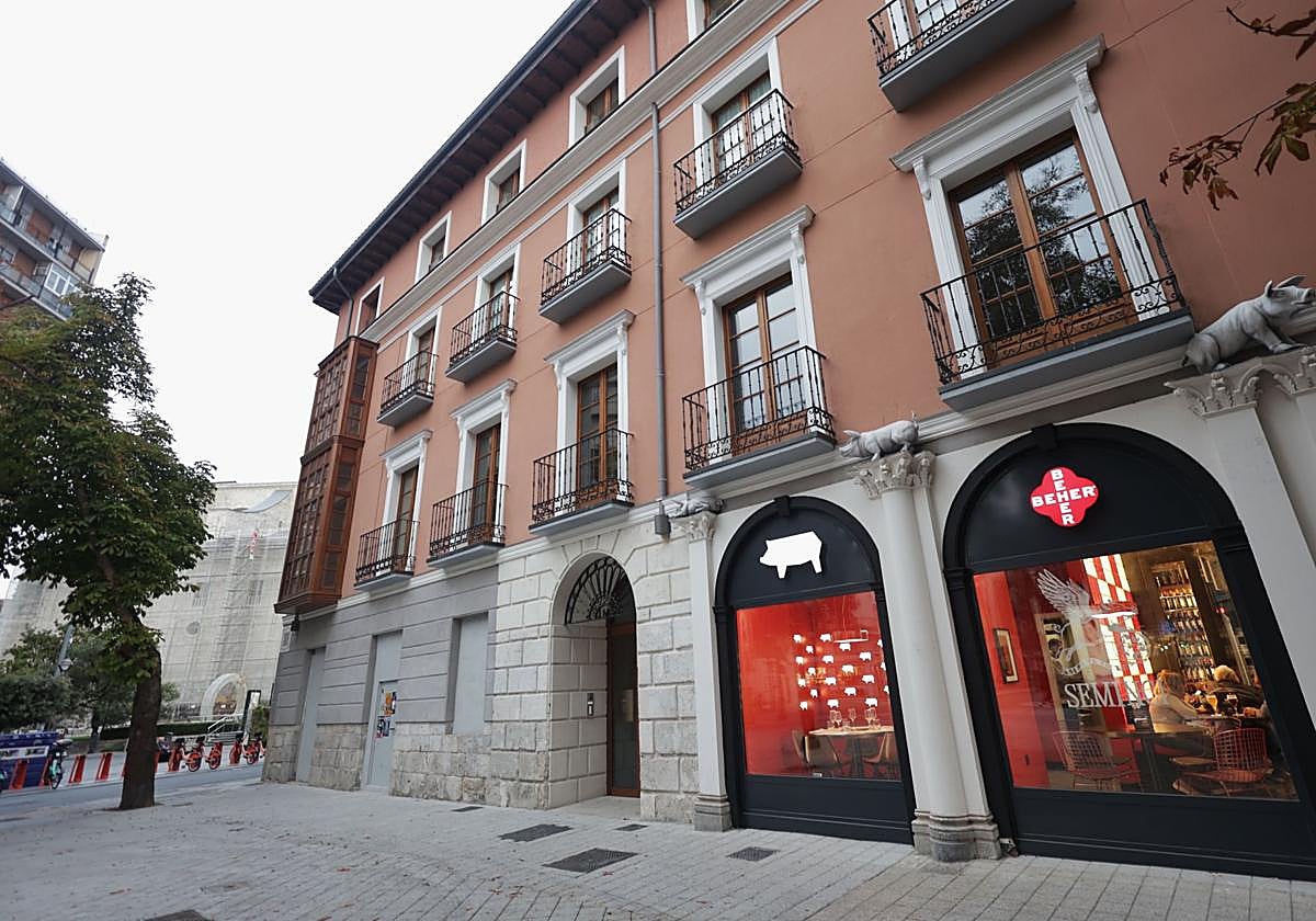 Escaparate del restaurante inaugurado esta pasada semana por Beher en la plaza de la Libertad. En la otra esquina, local que albergaba El Penicilino.