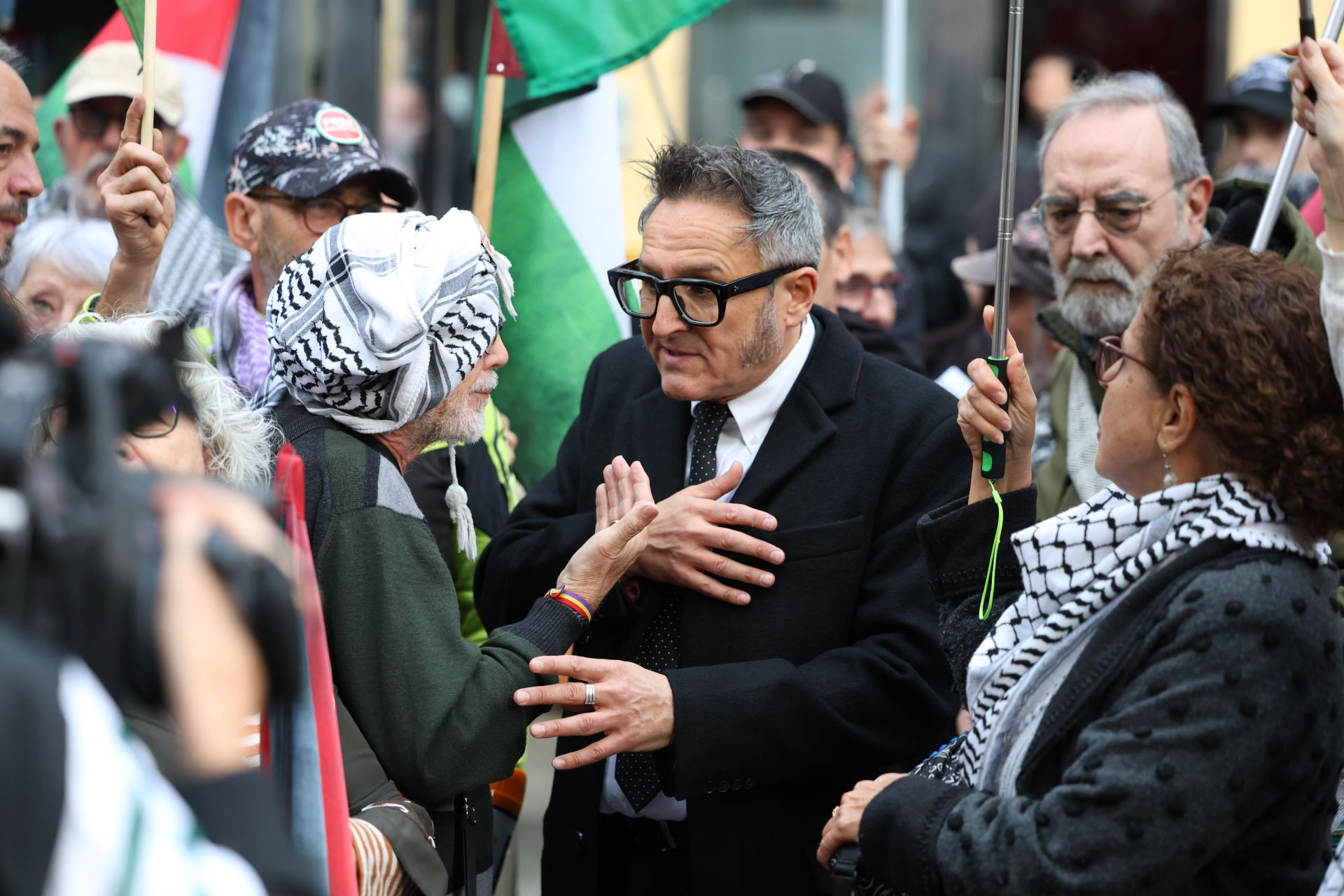 José Luis Cienfuegos, director de la Seminci, dialoga con los manifestantes propalestinos